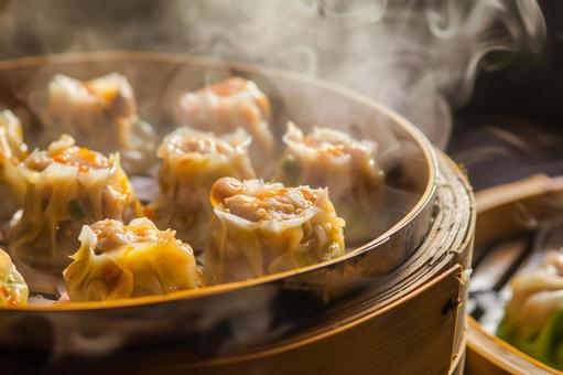 湯気立ち上るアツアツ焼売 湯気立ち上るアツアツ焼売の写真