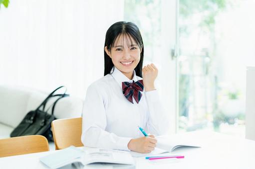 自宅で勉強をする女子高生 自宅で勉強をする女子高生 高校生,女子,笑顔の写真素材