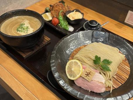 つけ麺と牡蠣フライのセット ラーメン,麺,麺類の写真素材