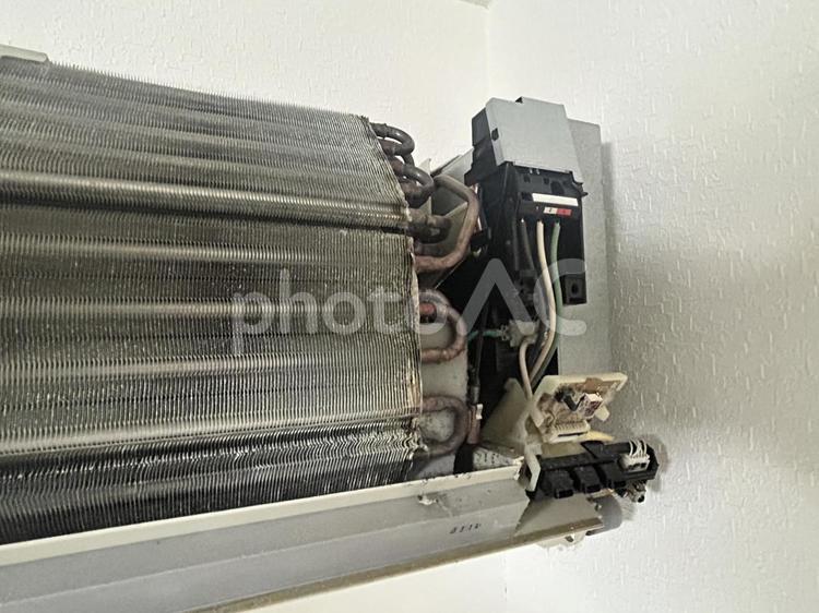 掃除前の汚れたエアコンと電装部 エアコン,クリーニング,掃除の写真素材