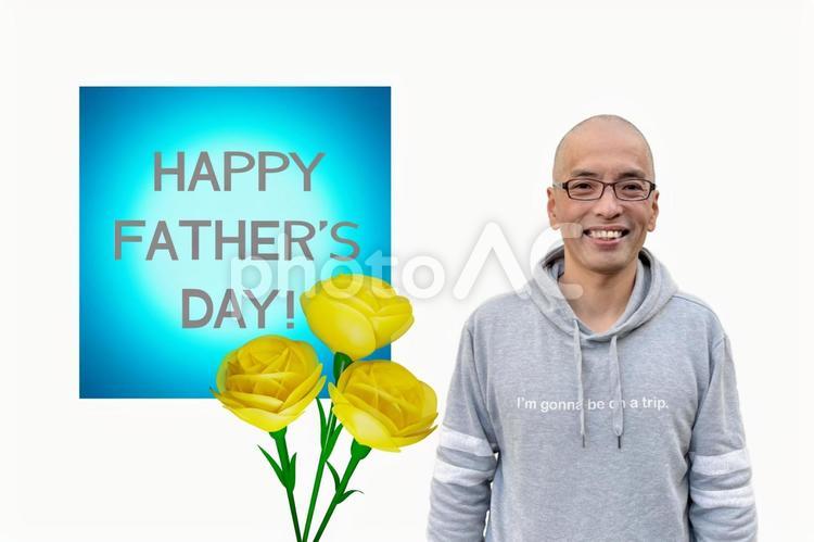 父の日に黄色の花バラをもらって喜ぶ男性 父の日,バラ,ばらの写真素材