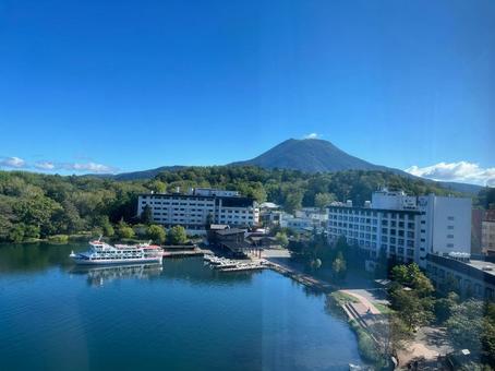 山と青空と船着き場とホテル 山と青空と船着き場とホテル 湖,湖面,森の写真素材