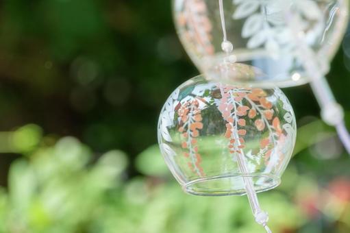 夏の庭に揺れるガラスの風鈴 風鈴,夏,ガラスの写真素材