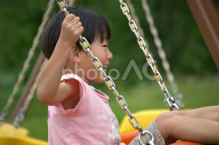 R＜素材＞公園でブランコで遊ぶ笑顔の男児 子供,ブランコ,笑顔の写真素材
