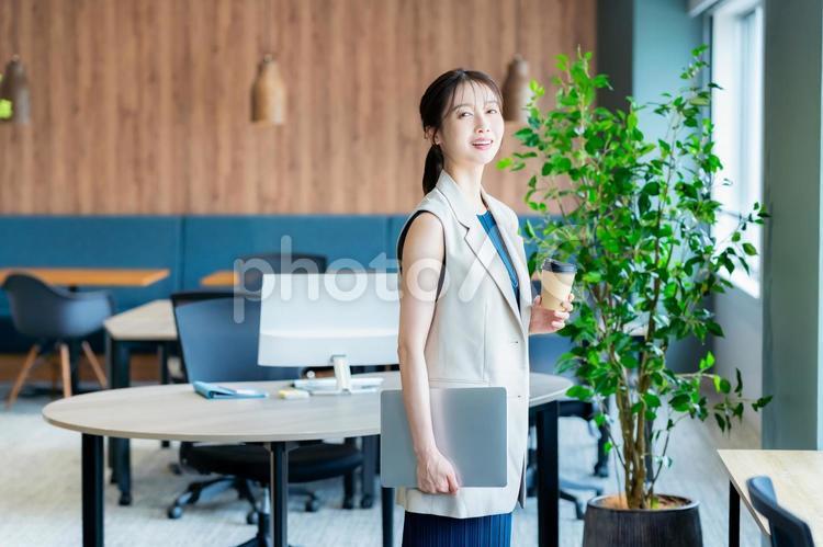 オフィスで働くビジネスウーマン ビジネスウーマン,キャリアウーマン,オフィスの写真素材