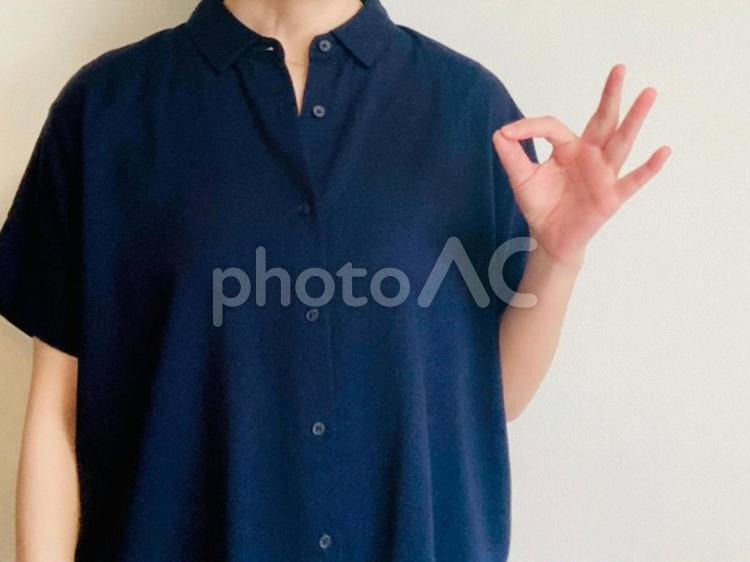 OKサインを出す女性（紺半袖トップス） ok,女性,マルの写真素材