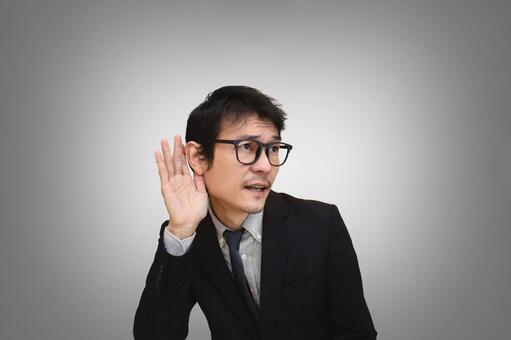 耳をそばだてる男性 聞く,耳,はぁ？の写真素材