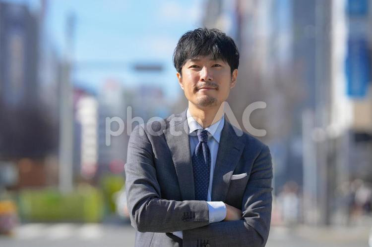 街中のグレースーツのビジネスマン 人物,ビジネス,男性の写真素材