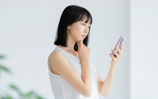 スマホを使う女性の美容・健康イメージ スマホを使う女性の美容・健康イメージ 女性,スマホ,美容の写真素材