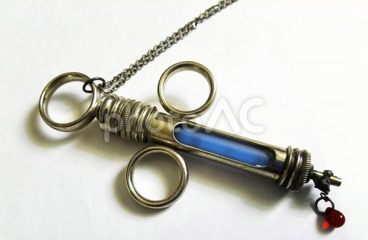注射器のネックレス 注射器,ネックレス,装飾の写真素材