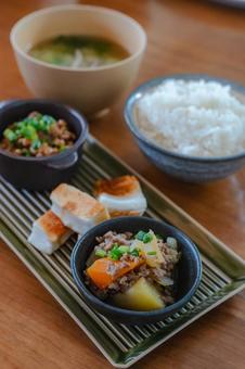 納豆と肉じゃがのごはんの朝食 納豆と肉じゃがのごはんの朝食の写真