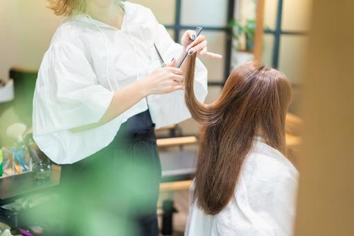 做女性理髮的美髮師 做女性理髮的美髮師