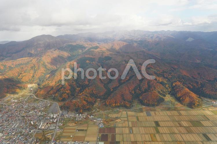 上空から見た秋の山 秋,紅葉,空撮の写真素材