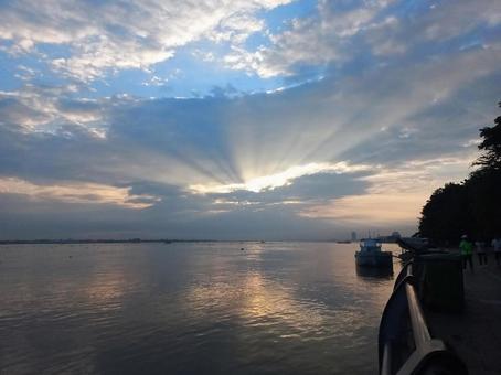 プノンペンの川の夜明け-輝く雲間の光 夜明け,日の出,光の写真素材