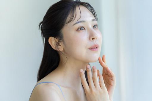 スキンケアをする女性 スキンケアをする女性 美容,ビューティー,女性の写真素材