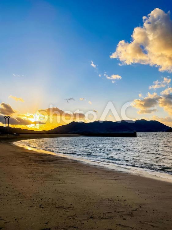 夕焼けが映える長い砂浜のある海岸 海,夕日,黄昏の写真素材
