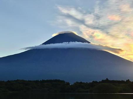 田貫湖から見る富士山と彩雲 田貫湖から見る富士山と彩雲の写真