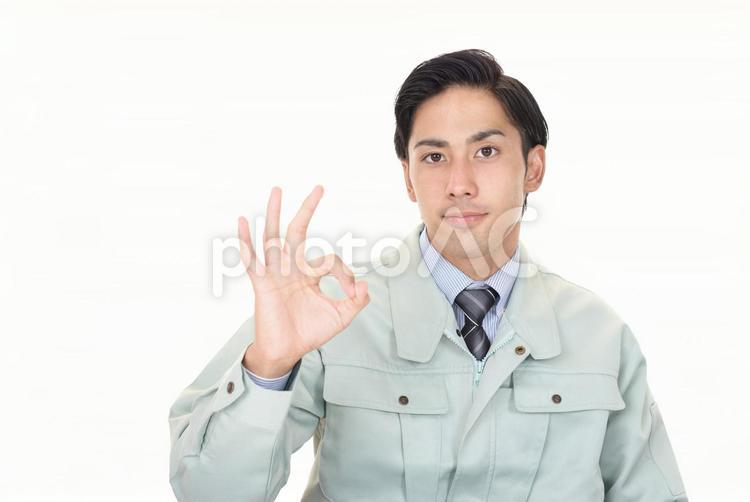 OKサインのポーズをとる男性労働者 男性,仕事,ビジネスの写真素材