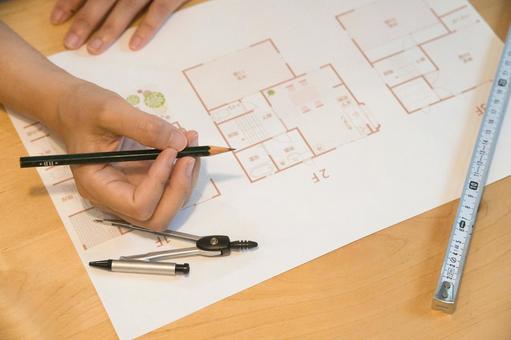 新築注文住宅の間取図を作成中の仕事風景 新築注文住宅の間取図を作成中の仕事風景の写真