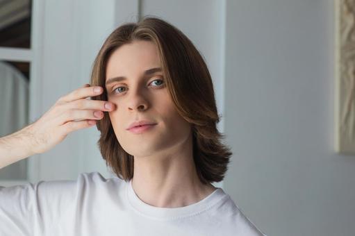 目元を触っている男性 男性,外国人,欧米人の写真素材