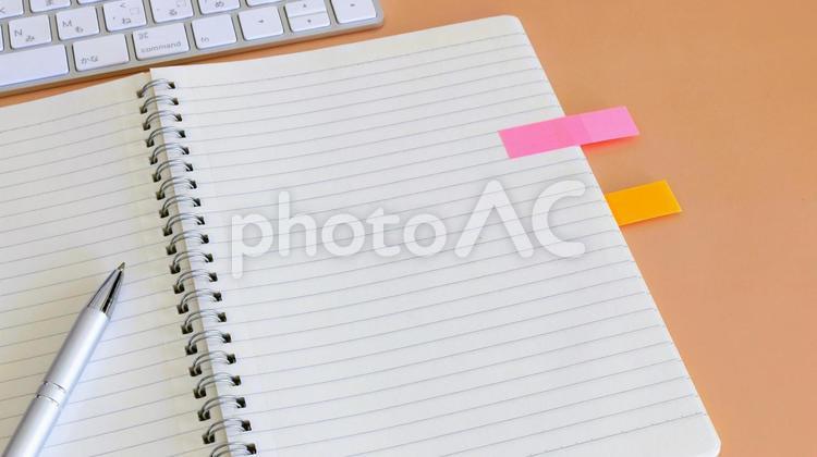 筆記用具　付箋の付いたノートとボールペン 筆記用具,文房具,事務用品の写真素材