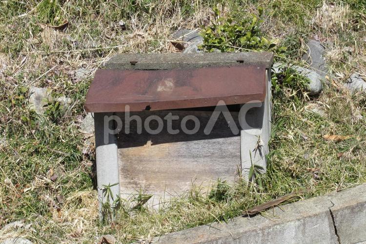 住宅の斜面に残る古いモノ／ゴミ入れ箱 箱,ボックス,物入れの写真素材