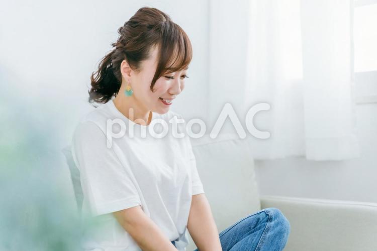 ソファでくつろぐ笑顔の日本人女性の横顔 女性,ライフスタイル,日本人の写真素材