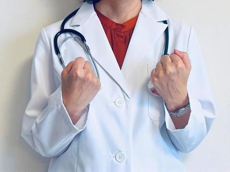 応援する女性医師 応援する女性医師 ガッツ,ポーズ,女医の写真素材