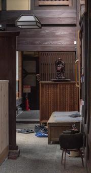 古い日本家屋の渡り廊下 古い日本家屋の渡り廊下の写真