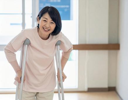 松葉杖をつく女性 松葉杖をつく女性の写真