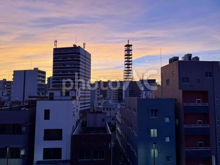 早朝の南千住　朝焼け 朝焼け,マジックアワー,笠雲の写真素材