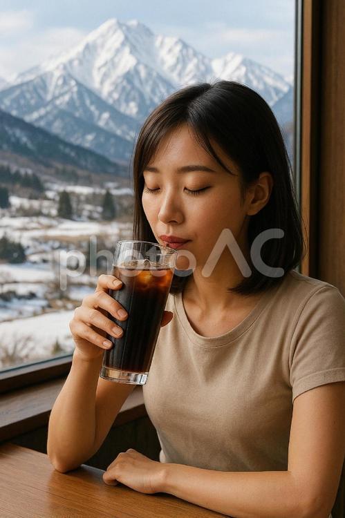 アイスコーヒーを飲む女性 女性,癒し,リフレッシュの写真素材