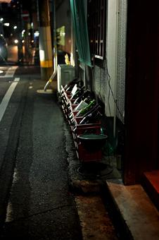 水戸の路地の暗闇で輝く空瓶 路地,空き瓶,水戸の写真素材