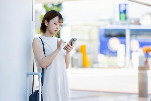 待ち合わせをする女性 女性,人物,日本人の写真素材