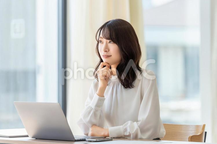デスクワークをする女性・ビジネスウーマン 女性,ビジネス,パソコンの写真素材