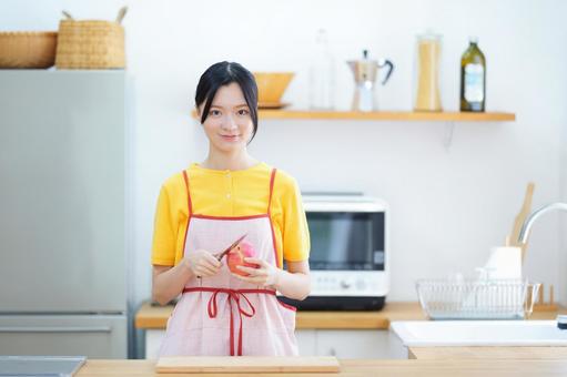 微笑みリンゴを持つ女性 女性,リンゴ,持つの写真素材