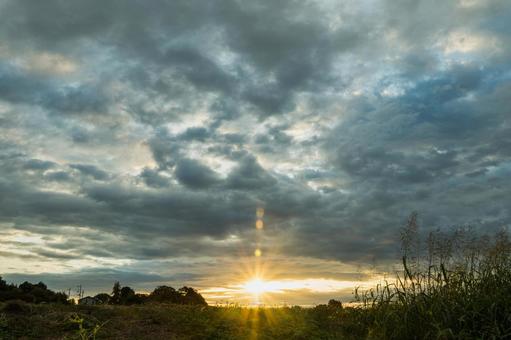 曇り空の朝焼け 曇り空の朝焼け 朝焼け,日の出,太陽の写真素材