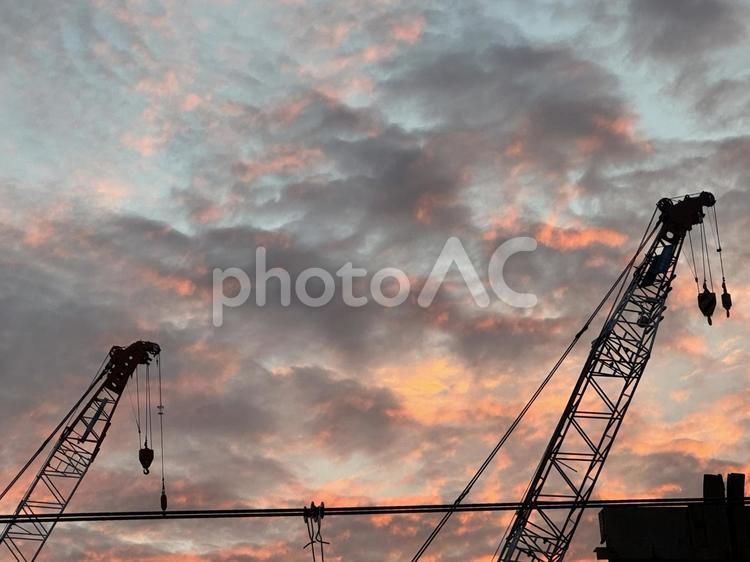 夕焼けとクレーン 夕焼け,雲,夕方の写真素材