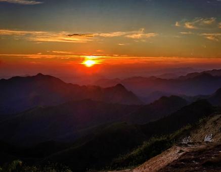 山から昇る朝日の風景2 朝日,冬,山の写真素材