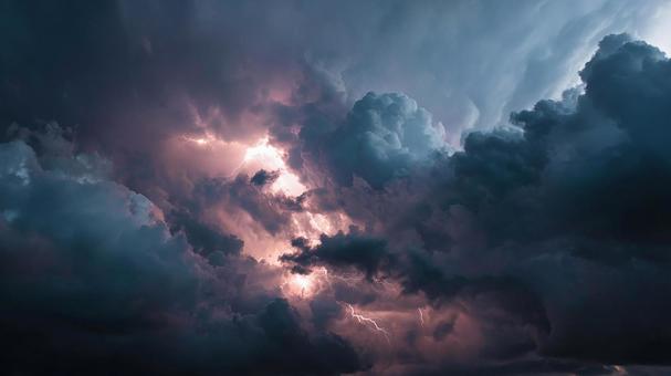 雲の中から輝くドラマチックな稲光 雲の中から輝くドラマチックな稲光の写真