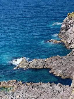 北の島の夏の海の青 海,岩,波の写真素材