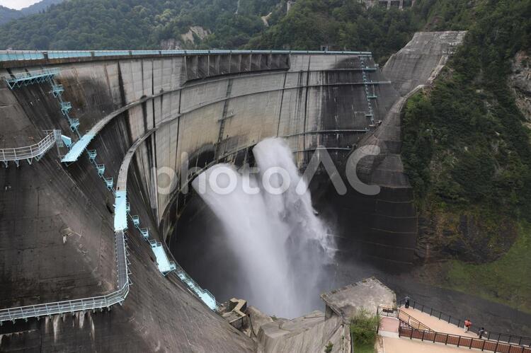 黒部ダムの放水 黒部ダム,立山,放水の写真素材