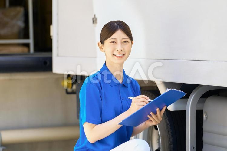運送　検品　検査　確認する女性　配達員 作業員,運転手,トラックの写真素材