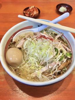 味玉ネギ塩ラーメン 味玉ネギ塩ラーメンの写真