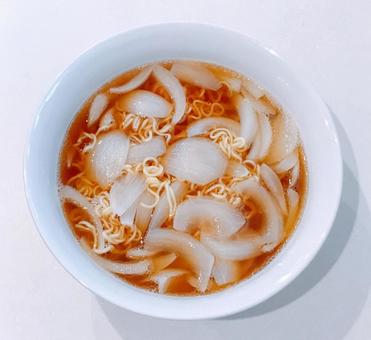 玉葱醤油らーめん 玉葱醤油らーめんの写真