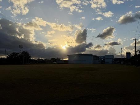 冬の夕暮れのグラウンド 夕暮れ,夕方,校庭の写真素材