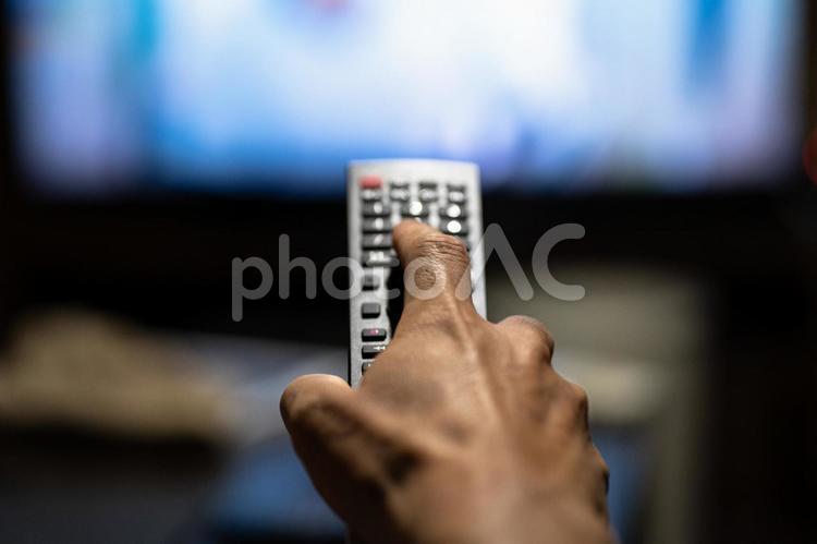 テレビを見る テレビ,tv,リモコンの写真素材