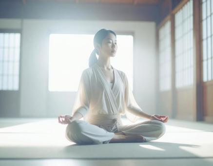 坐禅をする女性 坐禅をする女性の写真