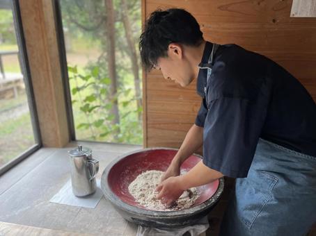 蕎麦粉をこねる男性 蕎麦粉をこねる男性 蕎麦打ち体験,蕎麦打ち,そば打ちの写真素材