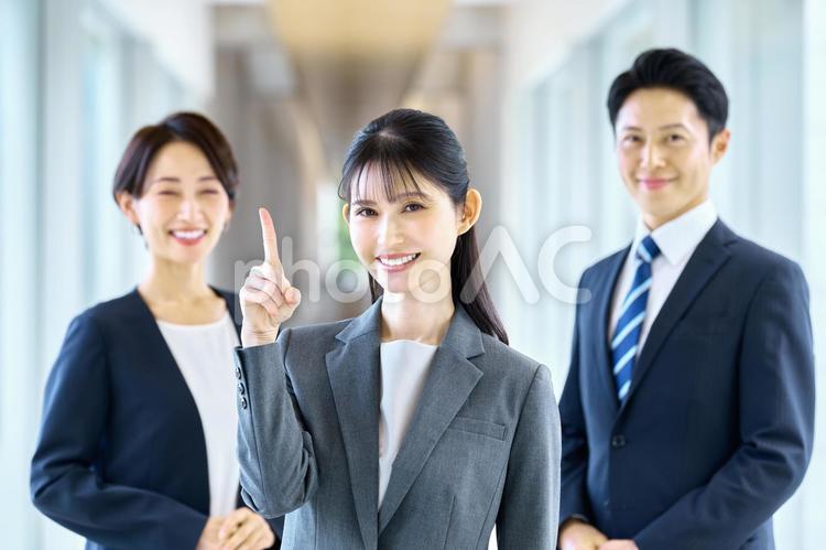 ビジネスシーン　チームワーク　会社員 ビジネスウーマン,チーム,指差しの写真素材